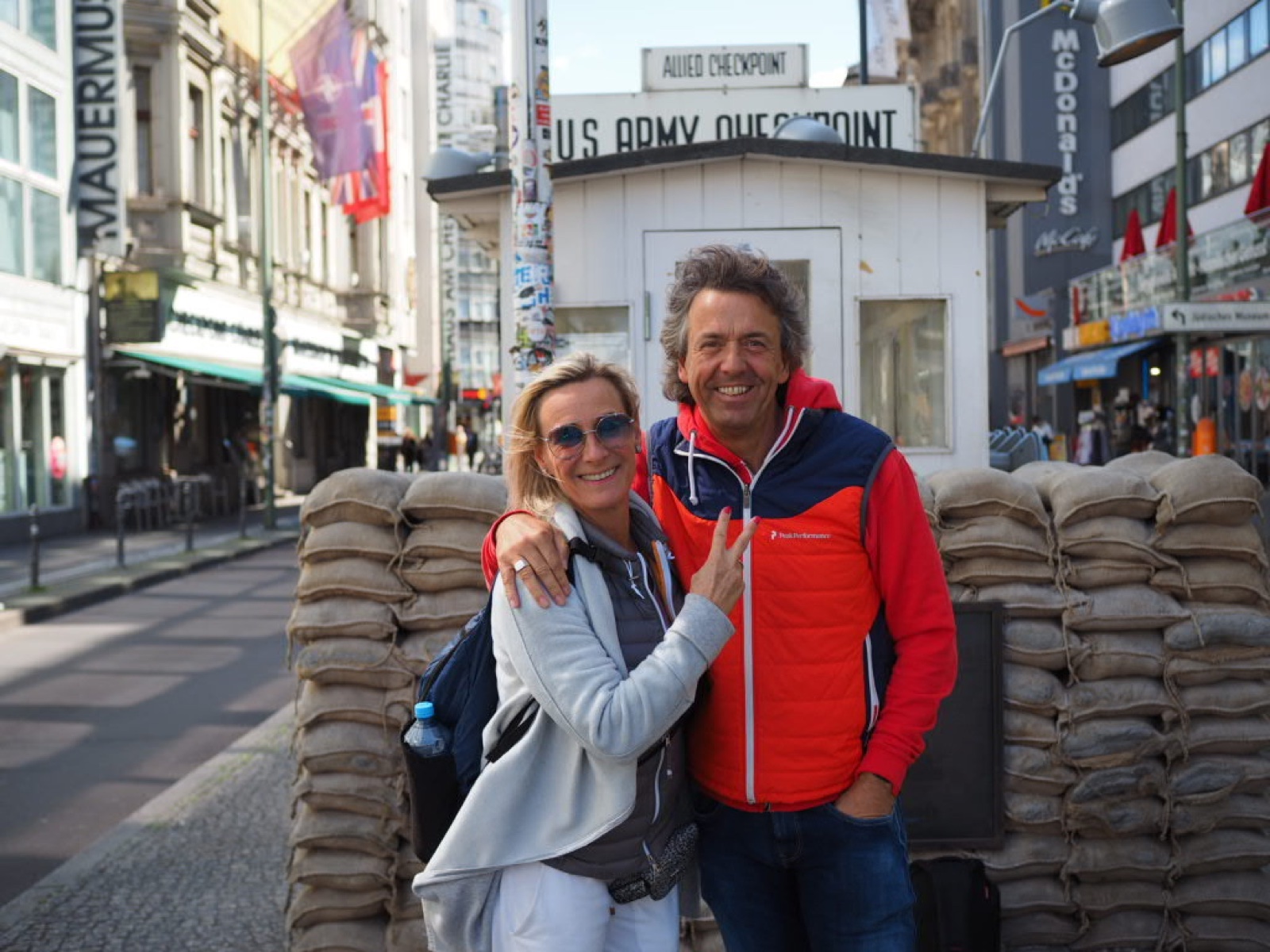Maren und Achim am Checkpoint Charlie in Berlin
